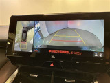 【パノラミックビューモニター】映像で、見づらい車両周辺の確認をアシスト。クルマを真上から見ているような映像を表示。 運転席から確認しにくい車両周囲の状況を把握。