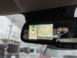 車両を上から見ているようなアラウンドビューモニターの映像をルームミラーに映し出してくれるので、小さなお子様や障害物も確認できます。運転のしやすさはもちろん、事故防止にも役立ちます!