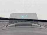 【ヘッドアップディスプレイ】現在の速度や走行情報をデジタル表示で運転席前方のガラスに投影!運転中、目線をずらさず必要な情報を確認できるのでとっても便利で安心!