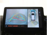 【パノラマモニター】に搭載した4つのカメラにより、車を真上から見ているような映像を表示。運転席から確認しにくい車両周囲の状況を把握できます。