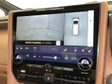 パノラミックビューモニターシステムが付いているので車の上から見た映像が確認できますよ。 一目で車両周辺の情報を確認できますが、直接安全をご確認下さい。