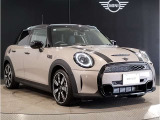 MINIのフロントグリルのデザインはイギリスで生まれた当初から、シルバーのサイドバーが折り重なった伝統的なデザインで御座います。その伝統はBMWのお車になってからでも少しずつ形を変えて守られております