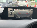360度ビューカメラを搭載。4方の小型カメラの映像を処理し、車両真上からの映像に変換しています。