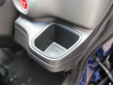 運転席右側のドリンクホルダーです。