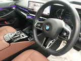 【ハンドル】ドライバーとBMW車の一体感がダイレクトに伝わるステアリングホイール。形状・太さへの拘りに加えて、操作性を高める為にスイッチ類も配置。クイックかつ安定のドライビングを体感下さい!