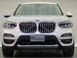 【キドニーグリル】BMWの代名詞。一目見ただけでBMWであると認識できる確固たるアイコンとして存在感を放ちます。