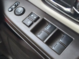 各席のパワーウインドウを手元で操作可能。使い勝手の良い設計です。