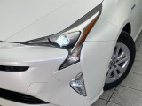 【LEDヘッドライト】悪天候や夜間走行時も良好な視界を確保し安心して運転できる高輝度LEDヘッドライトを装備!点灯速度が早く、消費電力も抑えられています。