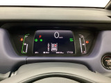 デジタル表示のスピードメーターとタコメーター、燃費やオドメーターなどの表示の他に、ホンダセンシング機能などの表示もできる多機能なマルチインフォメーション・ディスプレイです。