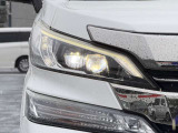 【LEDヘッドライト】悪天候や夜間走行時も良好な視界を確保し安心して運転できる高輝度LEDヘッドライトを装備!点灯速度が早く、消費電力も抑えられています。
