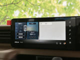 運転席からの操作をサポートし、より快適なドライブを演出する機能を搭載しています。