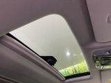 【サンルーフ】開放感たっぷりの希少装備、サンルーフが装着されています!車内に明かりを取り入れたり景色を楽しむ以外にも、車内の空気も簡単に換気できて快適です!