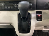 CVT車のセレクトレバーです。低速から高速まで、変速ショックのないスムーズな走りを実現するとともに、エンジン効率のよい領域を維持することで燃費にも貢献します。