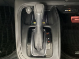 CVT車のセレクトレバーです。低速から高速まで、変速ショックのないスムーズな走りと、エンジン効率のよい領域を維持して燃費にも貢献します。