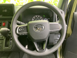 握りやすいステアリングは、長距離運転でも疲れにくい設計です。操作性も考慮され、快適なドライブをサポートします。スポーティな印象も与えます。