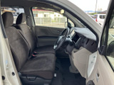 広々とした室内空間が魅力。落ち着いた色合いのシートと内装が、快適なドライブをサポートします。運転席からの視界も良好です。