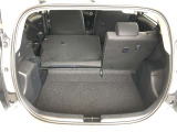 後席を倒せばより大きな荷物も載せられます!