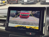 【バックカメラ】運転が苦手な方も車庫入れラクラク。ギアをリバースに入れれば自動的に切り換わりますので、面倒な操作は不要です。狭い駐車場も大切なお車を傷つけず安心です。