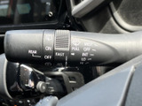 雨天時でもクリアな視界を確保。操作しやすいワイパーレバーで、安全な運転をサポートします。雨の日も安心です。