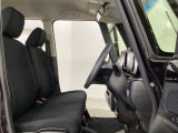 座面も厚みがあり背もたれも高く、広い足元にゆったり座れるシートです。運転席と助手席の間が空いている為、助手席側への移動がスムーズです。交通量の多い道でも助手席側から乗り降りができます。