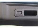 ☆電動リアゲート☆荷物で両手が塞がっていてもワンタッチボタンでリアテールゲートを自動で開閉できます。