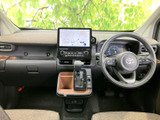 広々とした室内空間は、運転席からの視界も確保。落ち着いた色合いのインテリアは、快適なドライブをサポートします。