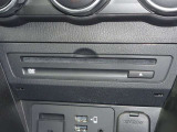 【CD/DVDプレーヤー】運転の際にお好きな音楽やライブDVDなどを流して、楽しくドライブ出来ます♪※DVDを再生した場合、走行中安全の為、画面表示はOFFとなります。