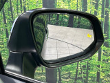【ブラインドスポットモニター】走行中、ドアミラーの死角になりやすい箇所に後続車が接近するとサイドミラーのレンズに警告を表示!ドライバーに注意喚起をしてくれます。