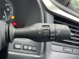 【オートライト(AUTO)】外の明るさをシステムが感知して、自動でヘッドライトが点灯します。ヘッドライトをつけ忘れを防ぐ便利機能です。