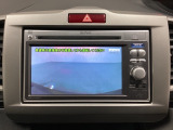 ギヤをR(バック)に入れるとナビの画面に後ろの映像が映るリアカメラ付です。後退時、コンディションが悪い視界でもカラーバックモニターがドライバーをサポートします。