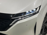 【LEDヘッドライト】悪天候や夜間走行時も良好な視界を確保し安心して運転できる高輝度LEDヘッドライトを装備!点灯速度が早く、消費電力も抑えられています。
