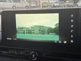 停車中に楽しめるTV機能。ドライブ中の休憩時間に、ニュースや番組をチェックできます。後席の乗員の方にも快適な時間を過ごしていただけます。