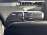【アダプティブハイビーム】遠くまで明るく照らすハイビームを先行車や対向車に照射しない様、自動で調整!毎回手動で切り替える必要がなく、夜間走行時のストレスも軽減。安全性向上にも寄与します。