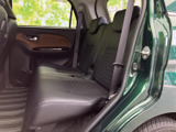 運転席からの視界は良好で、運転操作もスムーズに行えます。機能的な配置で、快適なドライビングをサポートします。上質な素材使いも魅力です。