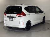 スライドドアは通常のドアに比べて、車のボディーに対し平行に開閉し、開けてもスペースを取りません。出入り口が大きいドアはお子様のいるご家庭はもちろん、混んだ駐車場でも大活躍です!
