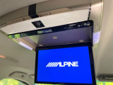 【10.2型フリップダウンモニター】大画面モニターで後席でもエンタメをお楽しみいただけます。小さなお子様にも大人気の装備です♪