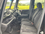 運転席からの視界は広く、運転操作もスムーズに行えます。快適な運転環境で、安全なカーライフをサポートします。使いやすさを追求した設計です。