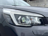 【LEDヘッドライト】悪天候や夜間走行時も良好な視界を確保し安心して運転できる高輝度LEDヘッドライトを装備!点灯速度が早く、消費電力も抑えられています。