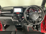 【ハンドル】運転にかかわる様々な操作を安全に行えるように視点移動が少なく操作性に配慮されたスイッチ類が凝縮されたコックピットです。