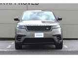RANGE ROVERの特徴的なクラムシェルボンネットは1枚のアルミニウムで成形したクラムシェルボンネットはより滑らかに。気品に満ちた印象的な. スタイルを生み出しています