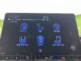 高精細な画面で、運転に必要な情報を分かりやすく表示。快適なドライブをサポートします。様々な機能で、車内時間をより楽しく演出。