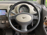 インテリアに合わせたデザインのステアリングは、運転される方のことも考え、運転しやすい形状、大きさです。是非一度、実際に触ってお確かめください。