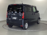 スライドドアは通常のドアに比べて、車のボディーに対し平行に開閉し、開けてもスペースを取りません。出入り口が大きいドアはお子様のいるご家庭はもちろん、混んだ駐車場でも大活躍です!