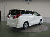 リヤサスペンションは、高級車の定番ダブルウィッシュボーンを採用。優れたコーナリングと乗り心地を実現。