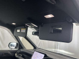バイザーに鏡を付いているのは当たり前の時代ですが、写真の通りミラーを開くとライトが点灯する「バニティーミラー」を装備。女性には嬉しい機能ですね♪
