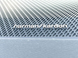 【harman kardon】ハーマンカードンのHi-Fiスペシャリストと共に、モデル別に開発・設計された専用チューニングが臨場感溢れる音響空間を実現しています。