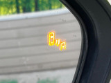 【ブラインドスポットモニター】走行中、ドアミラーの死角になりやすい箇所に後続車が接近するとサイドミラーのレンズに警告を表示!ドライバーに注意喚起をしてくれます。
