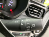 操作感の良いウインカーレバーで、スムーズな車線変更をサポート。ライト類の操作も直感的に行えます。