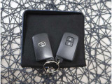 【スマートキー】キーをバッグやポケットに入れたままでもドアロックの開閉が出来るほか、エンジンキーを挿さなくてもエンジンスタートストップが出来ます。