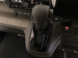 CVT車のセレクトレバーです。低速から高速まで、変速ショックのないスムーズな走りを実現するとともに、エンジン効率のよい領域を維持することで燃費にも貢献します。